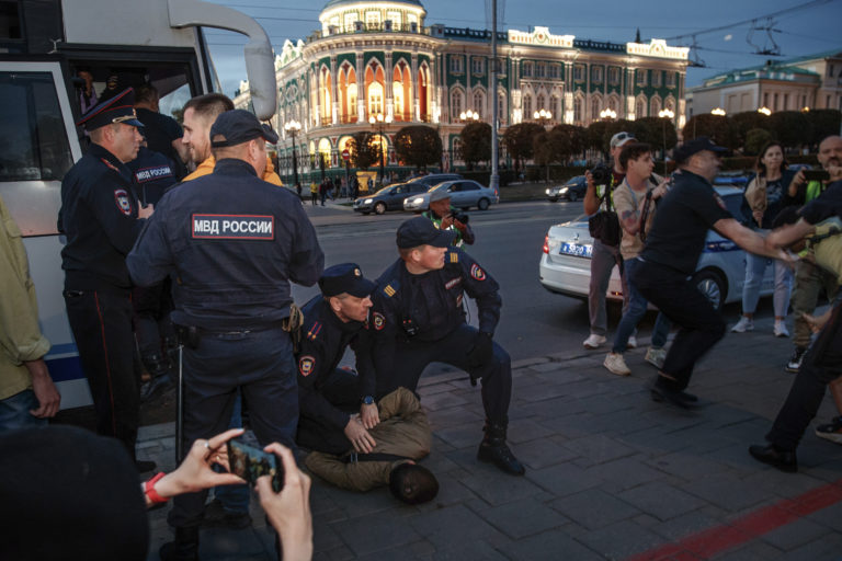 Podobne, protesty vypukli aj v meste Jekaterinburg. Foto: TASR/AP