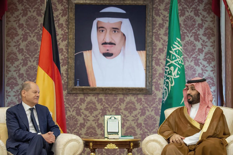 Nemecký kancelár Olaf Scholz (vľavo) a saudskoarabský korunný princ Muhammad bin Salmán počas stretnutia v meste Džidda v sobotu 24. septembra 2022. Foto: TASR/AP