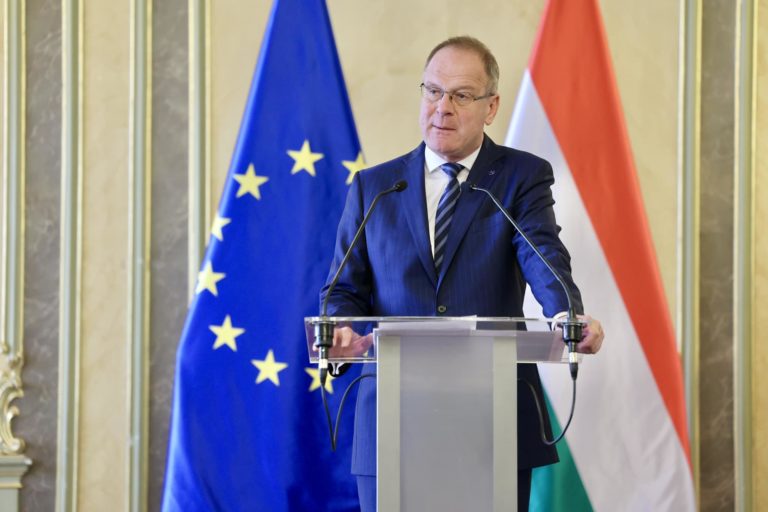 Navracsics k prepusteným prevádzačom: V rámci Schengenu je voľný pohyb osôb