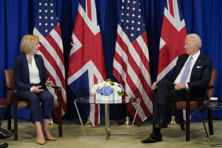 Americký prezident Joe Biden a britská premiérka Liz Trussová. Foto: TASR/AP