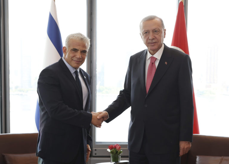 Turecký prezident Recep Tayyip Erdogan (vpravo) si podáva ruku s izraelským premiérom Yairom Lapidom počas ich stretnutia v rámci 77. zasadnutia Valného zhromaždenia (VZ) OSN v sídle OSN v New Yorku 20. septembra 2022. Foto: TASR/AP