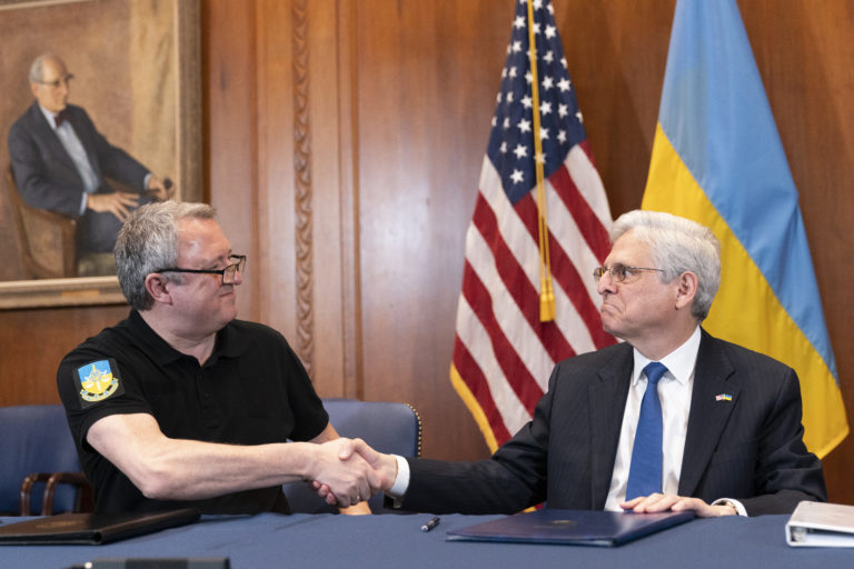 Americký minister spravodlivosti Merrick Garland a ukrajinský generálny prokurátor Andrij Kostin. Foto: TASR/AP