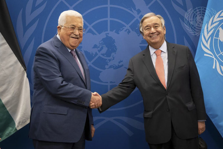 Na snímke sprava generálny tajomník OSN António Guterres a palestínsky prezident Mahmúd Abbás počas stretnutia v sídle OSN v New Yorku v noci na 20. septembra 2022. Foto: TASR/AP