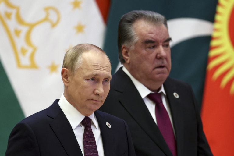 Ruský prezident Vladimir Putin (vľavo) a tadžický prezident Emomali Rachmon počas summitu Šanghajskej organizácie pre spoluprácu (SCO) v uzbeckom meste Samarkand 16. septembra 2022. Foto: TASR/AP