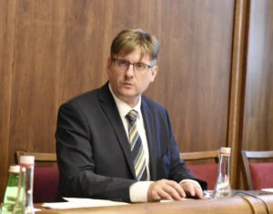 Vetrák: Predčasné voľby nemajú byť predmetom referenda. Čo si myslia ďalší poslanci o zmene ústavy