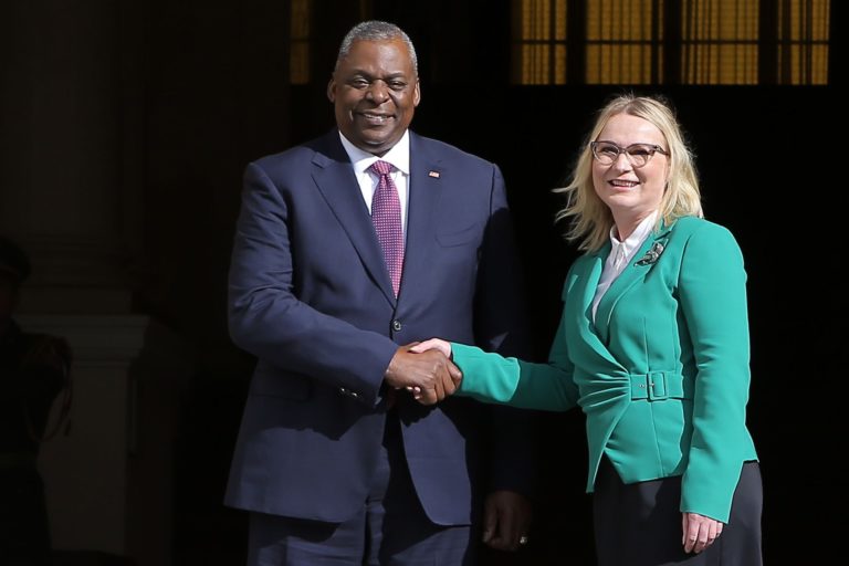 Americký minister obrany Lloyd Austin na stretnutí s českou ministerkou Janou Černochovou v Prahe. Foto: Twitter