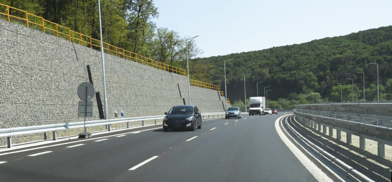 Nové opatrenia majú umožniť rýchlejšiu prípravu výstavby diaľnic a rýchlostných ciest, vrátane R4