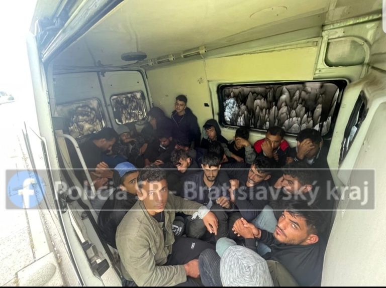 Na hraničnom priechode s Maďarskom zadržala polícia viac ako dvadsať migrantov