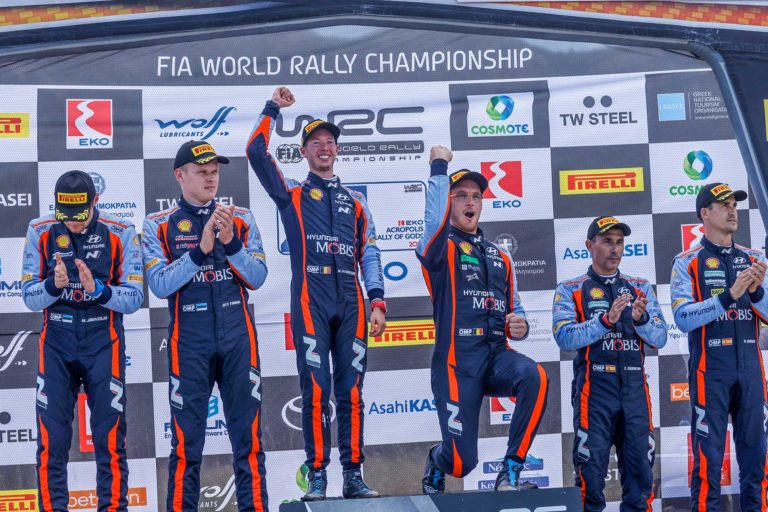 Prvýkrát v histórii sa podarilo jazdcom tímu Hyudai obsadiť prvé tri miesta na súťaži MS. Prvá skončila posádka Neuville – Wydeaghe, druhá Tänak – Järveoja a tretia Sordo – Carrera. Foto: Hyundai Motorsport GmbH
