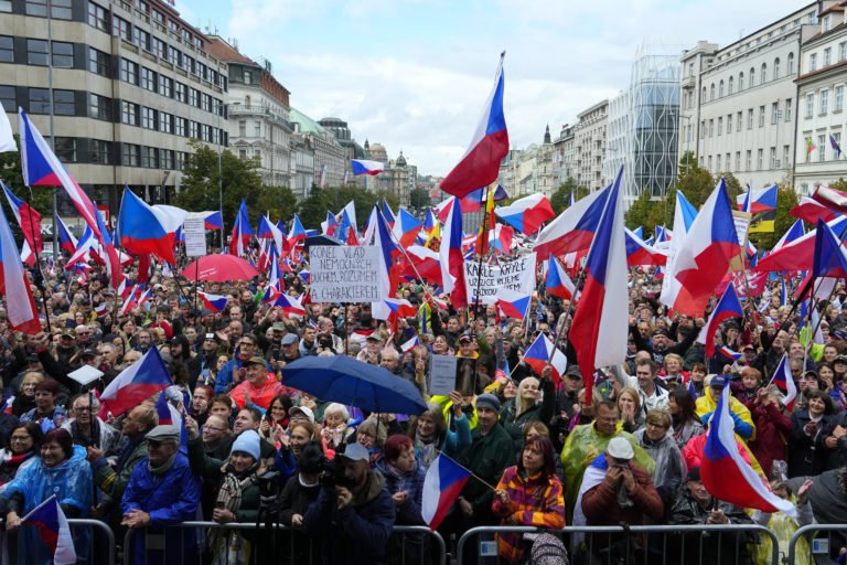 Demonštranti protestujú proti vláde Petra Fialu na Václavskom námestí v Prahe v stredu 28. septembra 2022. 
Foto: TASR/AP