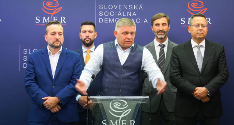 Tlačová konferencia s predstaviteľmi Smeru-SD. Robert Fico reční v popredí. Zdroj: Reprofoto/FB RF
