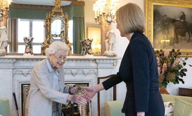 Liz Trussová sa v utorok oficiálne stala premiérkou. Kráľovná Alžbeta II. ju poverila zostavením vlády vo svojom škótskom sídle Balmoral. Foto: TASR/AP