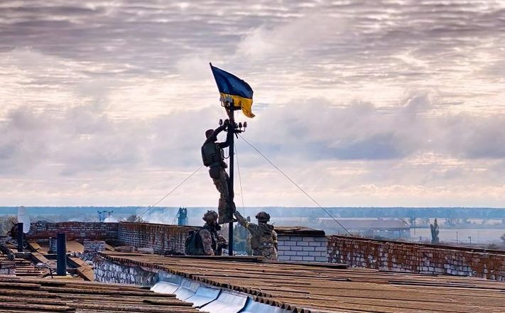 Moskva hovorí o protiofenzíve ako o krvavej prehre. Kyjev sa medzitým hrdí vlajkou