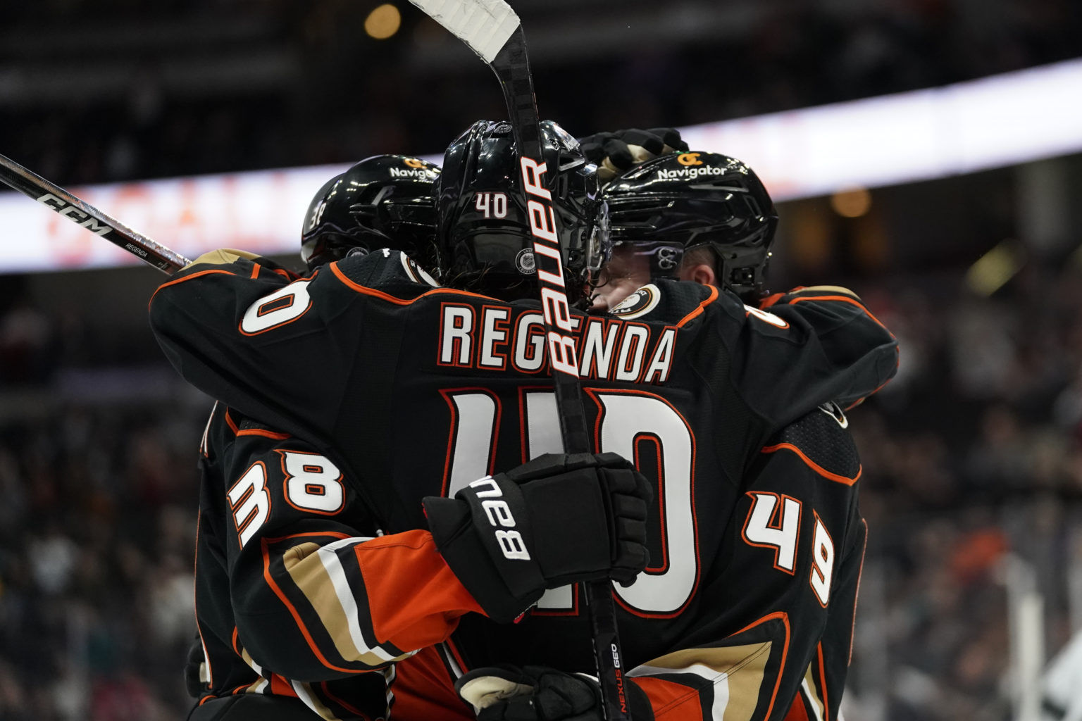 Slovenský hokejista v drese Anaheimu Ducks Pavol Regenda sa teší po strelení gólu v prípravnom zápase pred štartom novej sezóny proti Los Angeles Kings v utorok 4. októbra 2022. Foto: TASR/AP
