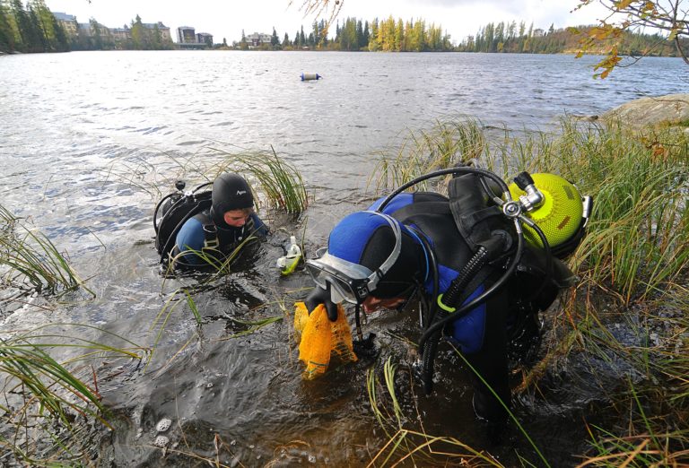 Spod hladiny tatranských plies vylovili viac ako sto kilogramov odpadu
