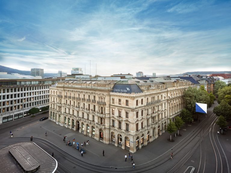 Švajčiarsko uvažuje o úplnom alebo čiastočnom zoštátnení Credit Suisse