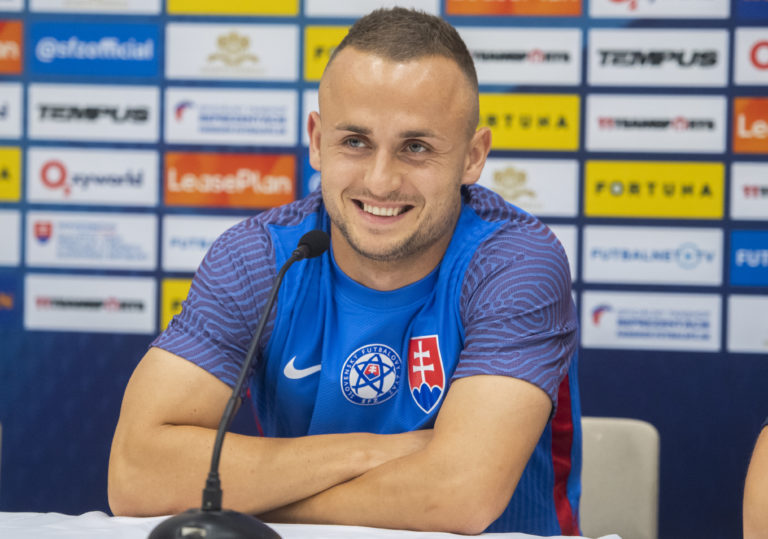Na snímke slovenský futbalový reprezentant Stanislav Lobotka počas tlačovej konferencie na zraze slovenskej futbalovej reprezentácie pred zápasmi Ligy národov (LN), na ktorej predstavili aj nové reprezentačné dresy 19. septembra 2022 v Šamoríne. Foto: TASR/Martin Baumann