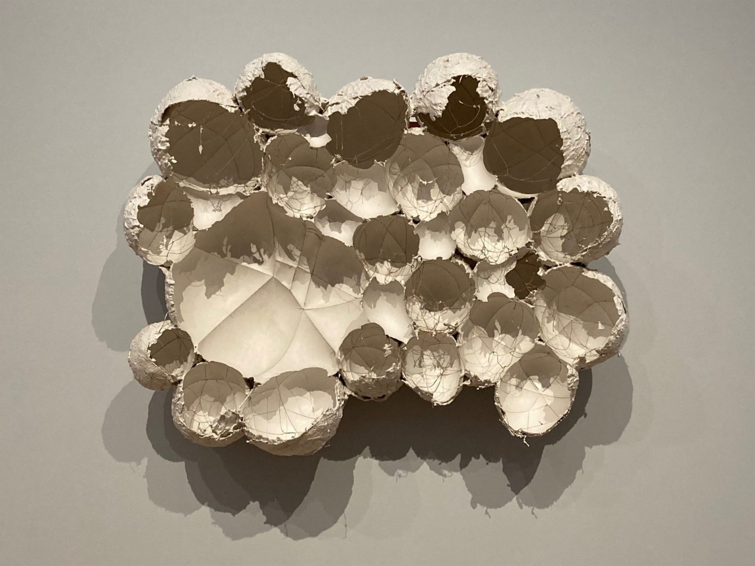 Maria Bartuszová: Bez názvu, 1985, reliéf, sadra, špagát, 113 x 132 x 42 cm, Zbierka Tate, foto: archív D. Čarnej