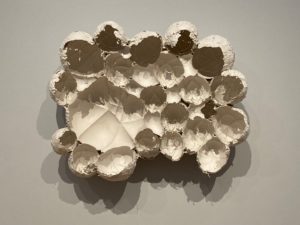 Výstava Marie Bartuszovej v Tate Modern potvrdzuje, že je klenotom domácej aj medzinárodnej vizuálnej scény