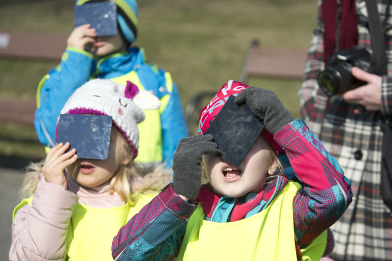 Budúci týždeň budeme môcť pozorovať čiastočné zatmenia Slnka