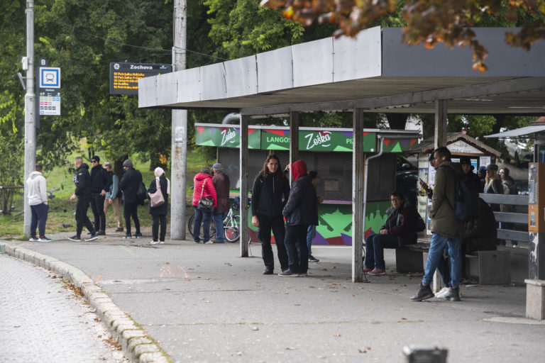 Na autobusovej zastávke zomreli v roku 2022 piati vyskoškoláci, keď zo Staromestkej ulice vpálilo do nich auto. FOTO TASR - Jaroslav Novák