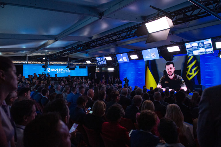 Na snímke na veľkoplošnej obrazovke sa ukrajinský prezident Volodymyr Zelenskyj prostredníctvom videospojenia prihovára k účastníkom na  bezpečnostnej konferencii Globsec Bratislava Forum 2022 v Bratislave 2. júna 2022. Foto: TASR/Michal Svítok