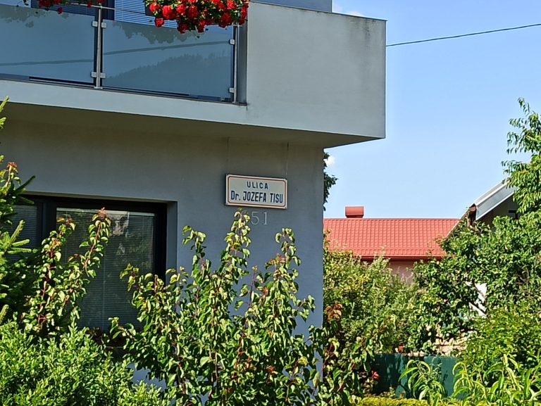 Súd nariadil zmeniť názov Tisovej ulice vo Varíne. Obec neplánuje odvolanie