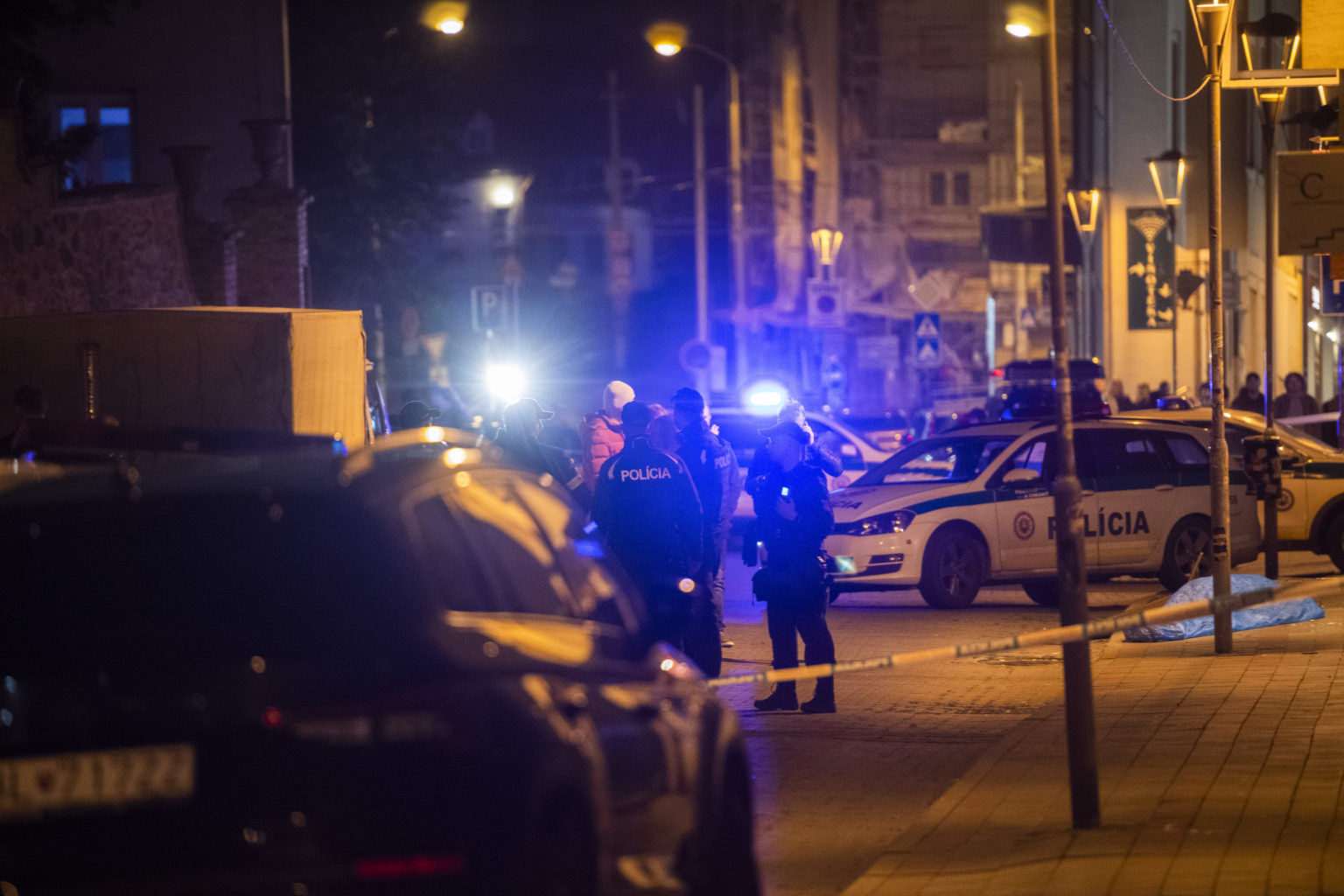 Policajti na mieste streľby na Zámockej ulici v Bratislave. Foto: TASR/Jaroslav Novák