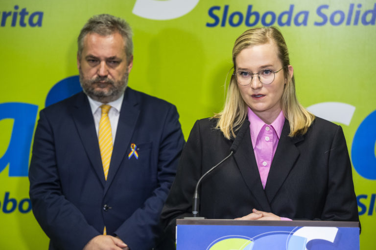 Na snímke predsedníčka Výboru NR SR pre európske záležitosti a poslankyňa NR SR Vladimíra Marcinková (SaS) a poslanec NRSR Ondrej Dostál (SaS). Foto: TASR/Jaroslav Novák