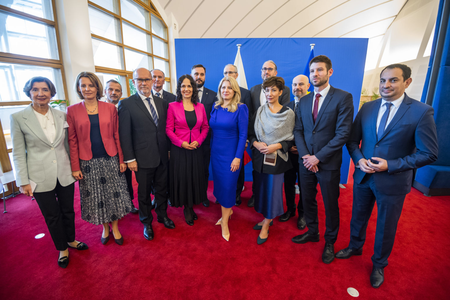 Slovenskí europoslanci s prezidentkou Zuzanou Čaputovou a ministrom zahraničných vecí Rastislavom Káčerom. Foto: TASR/Jaroslav Novák
