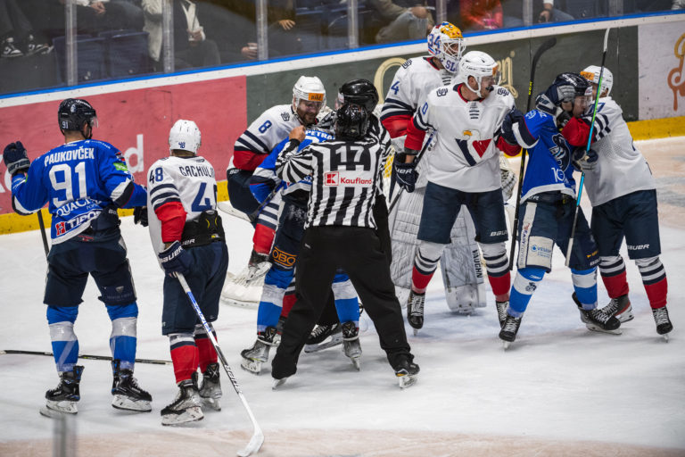 Na snímke šarvátka počas zápasu HC Slovan Bratislava - HK Poprad 23. októbra 2022 v Bratislave. FOTO TASR - Jaroslav Novák