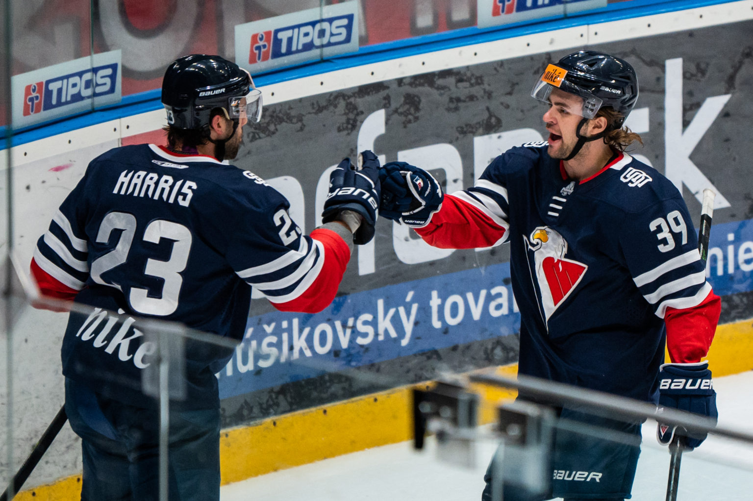 Hokejisti Slovana Bratislava oslavujú strelený gól. Foto: TASR/Veronika Mihaliková