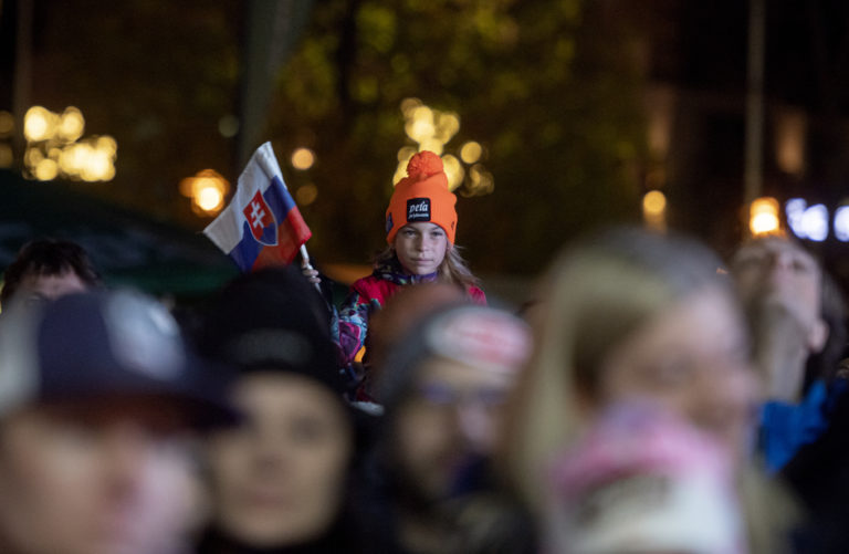 Na snímke fanúšička slovenskej lyžiarky Petry Vlhovej počas žrebu na úvodný sobotný obrovský slalom žien Svetového pohára žien v rakúskom Söldene v piatok 21. októbra 2022. FOTO TASR - Martin Baumann