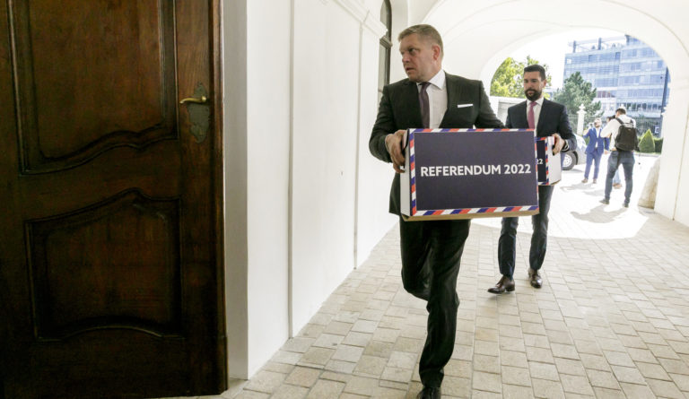 Referendová otázka o demisii vlády je protiústavná, rozhodol Ústavný súd SR