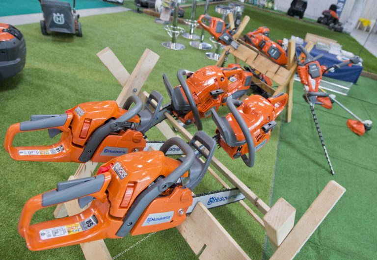 Husqvarna zruší tisíc pracovných miest. Zisk jej klesol o štyridsať percent