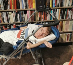 Napriek vážnej chorobe sa nevzdal spisovateľského sna. Knihy píše tak, že myš ovláda bradou