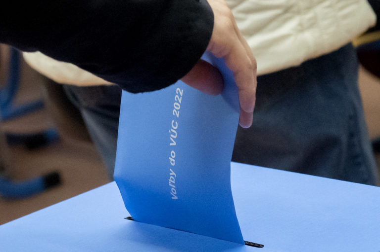 O možnosť voliť poštou zo zahraničia sa dá požiadať už len do stredy