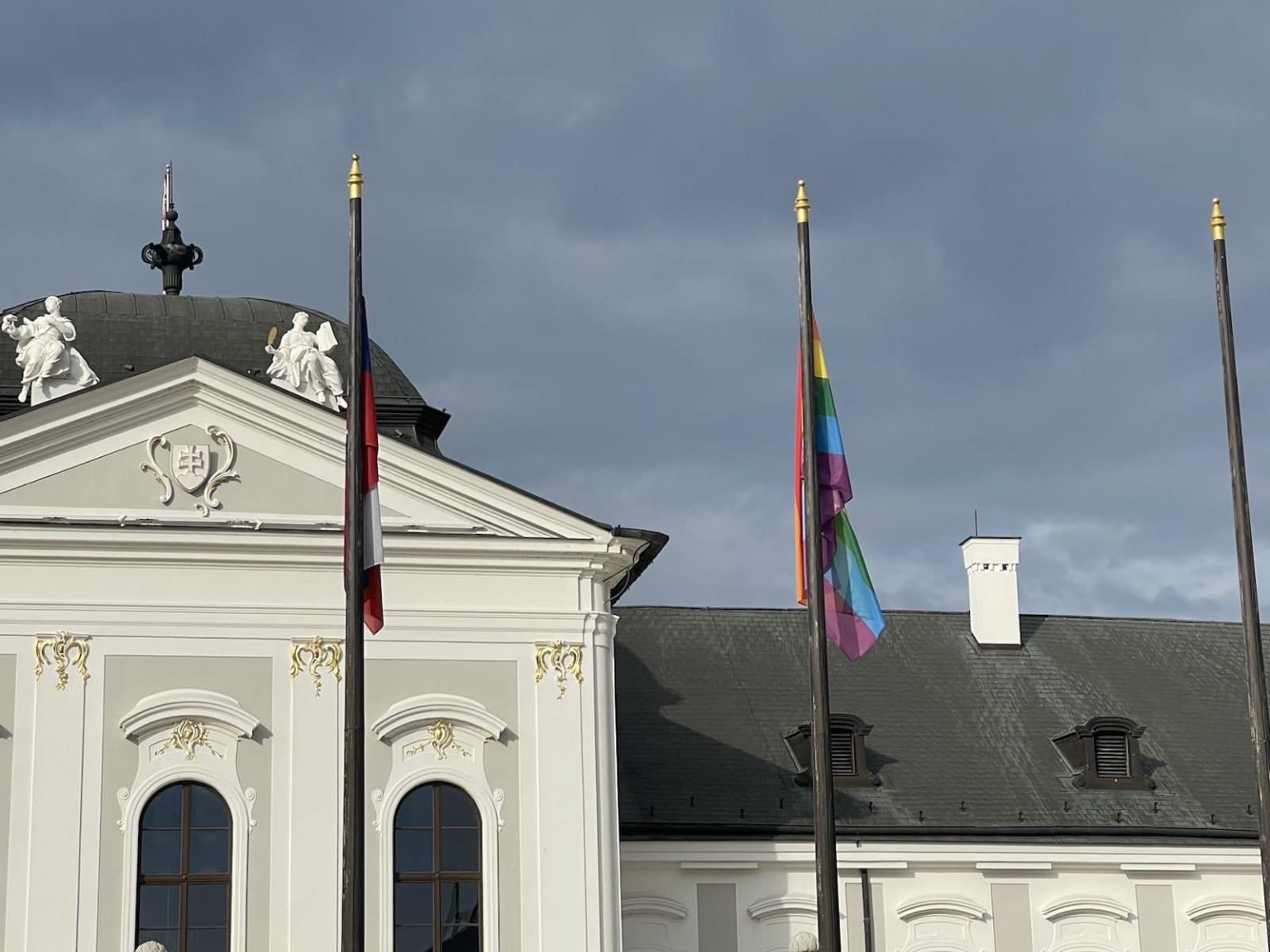 Dúhová vlajka pred prezidentským palácom. Foto: Facebook/Lucia Plaváková
