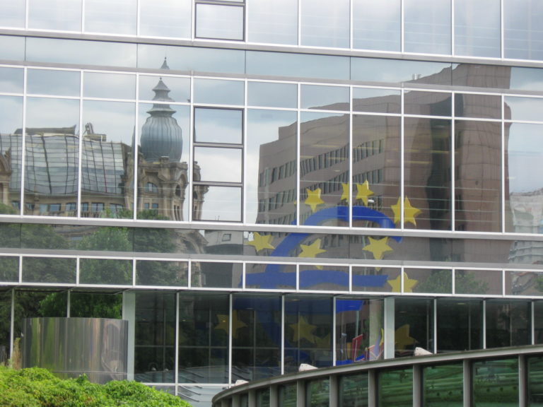 Eurozónu zrejme čaká recesia, signalizuje zhoršenie PMI