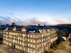 Pád švajčiarskej ikony. Prečo Credit Suisse stratila dôveru a investori peniaze