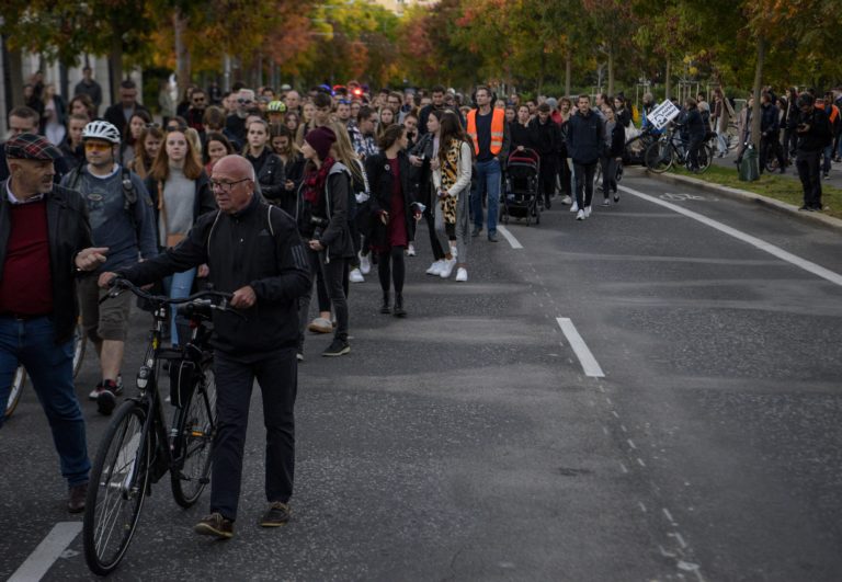 V Prahe sa zhromaždili tisícky ľudí na pamiatku obetí streľby v Bratislave