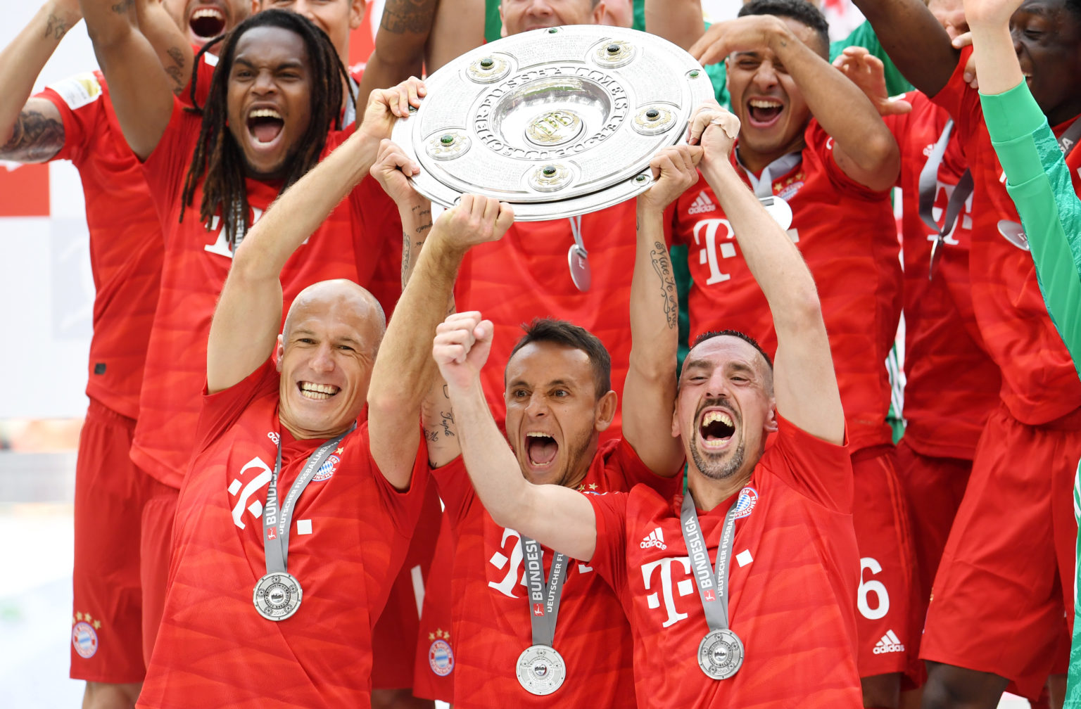 Franck Ribery oslavuje zisk majstra Bundesligy s bývalými spoluhráčmi z Bayernu Mníchov. Foto: TASR/AP
