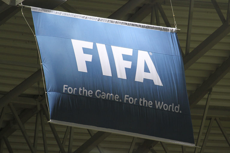 Šéfovia futbalových líg a zástupcovia futbalistov podali sťažnosť Európskej komisii na FIFA
