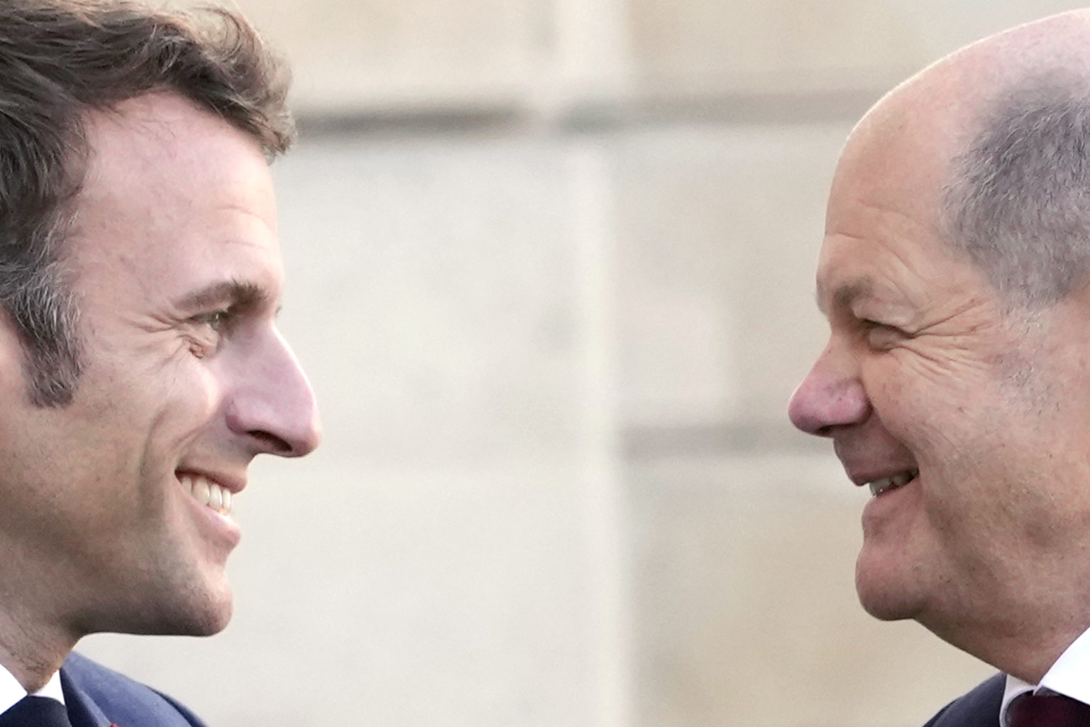 Emmanuel Macron a Olaf Scholz. Foto: TASR/AP