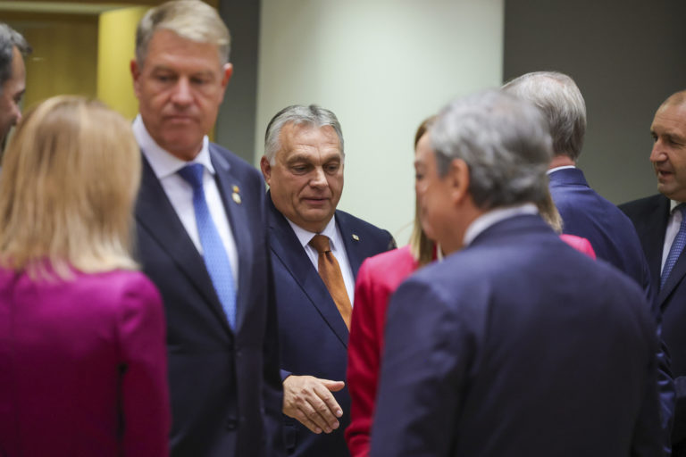 Lídri sa na samite EÚ na spoločnom cenovom strope pre plyn nedohodli