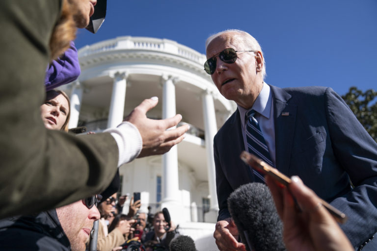 Americký prezident Joe Biden (vpravo) odpovedá na otázky novinárov. Foto: TASR/AP