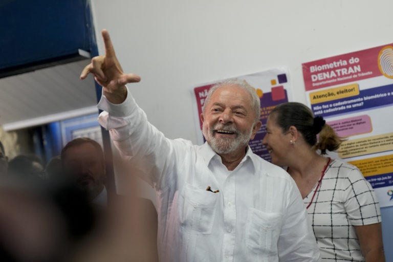 Luiz Inácio Lula da Silva sa usmieva po hlasovaní počas druhého kola prezidentských volieb 30. októbra 2022 v Sao Paule. Foto: TASR/AP