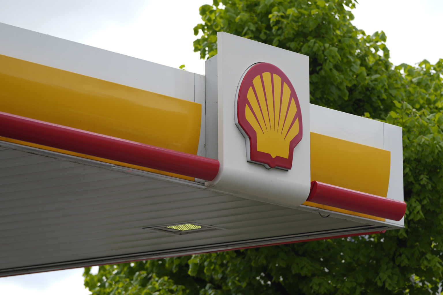 Na archívnej snímke z 5. mája 2022 logo britského energetického giganta Shell na čerpacej stanici spoločnosti v Londýne. Foto: TASR/AP