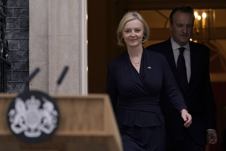 Britská premiérka Liz Trussová rezignovala. Opozícia volá po predčasných voľbách