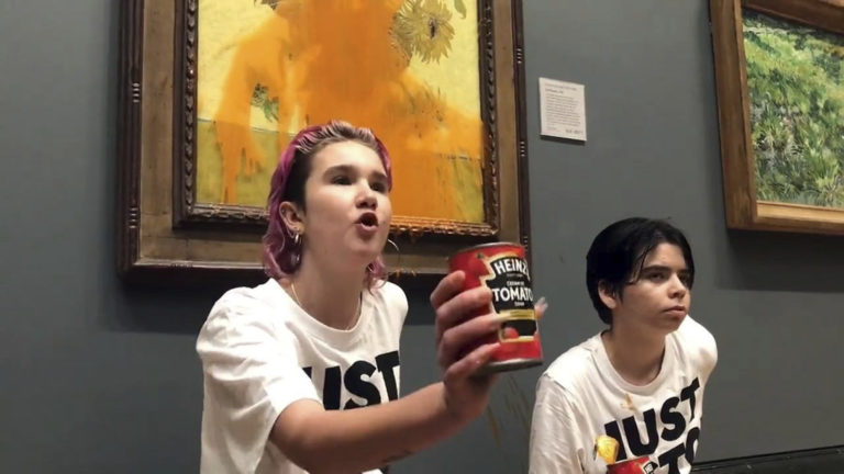 Aktivistky vyliali plechovku paradajkovej polievky na jedno z najhodnotnejších diel van Gogha